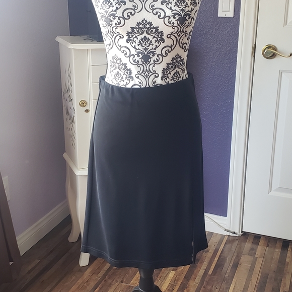 Black Bebe skirt with slit - Picture 4 of 4